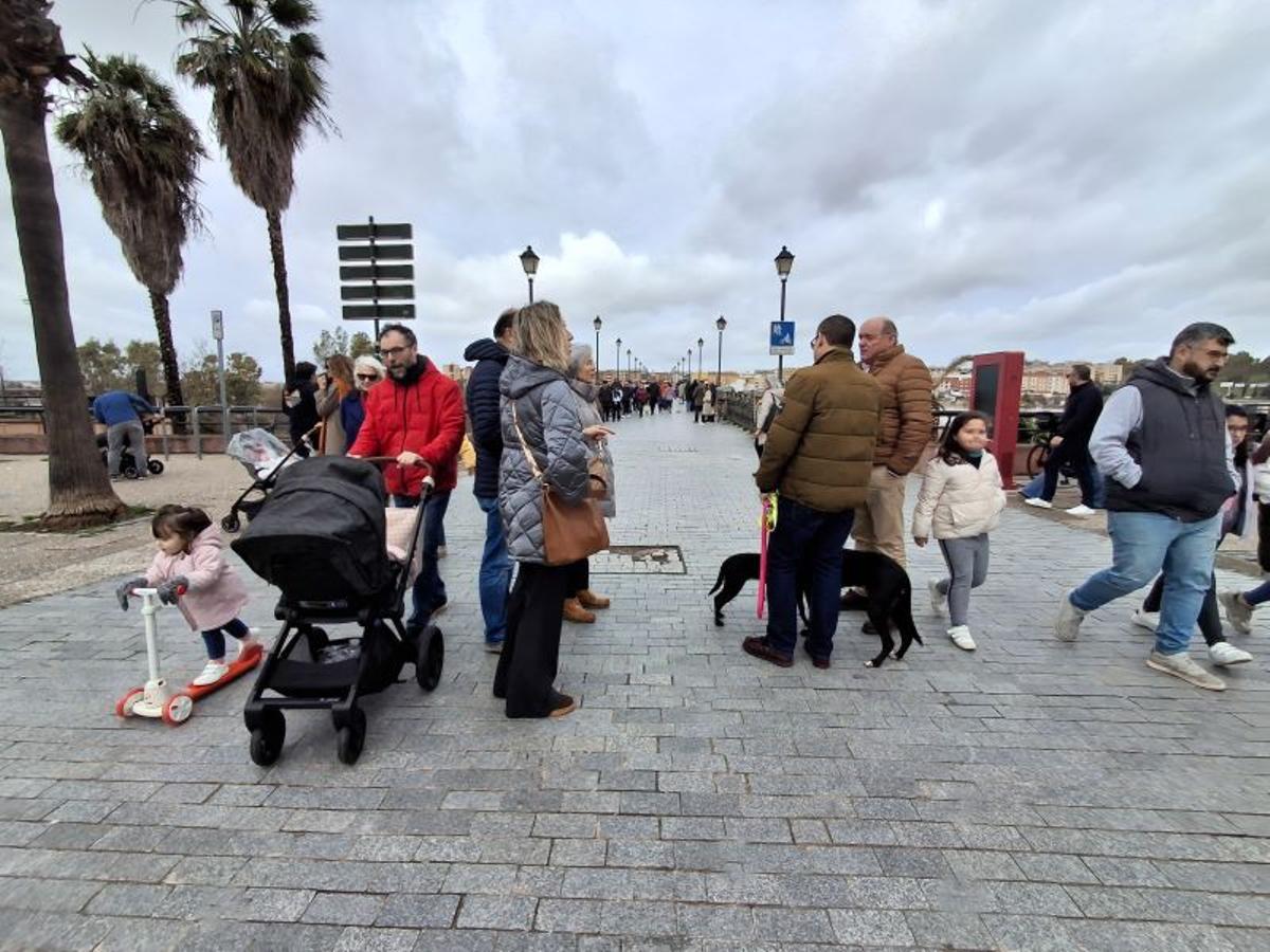 Vecinos de Badajoz hoy, en el puente viejo.