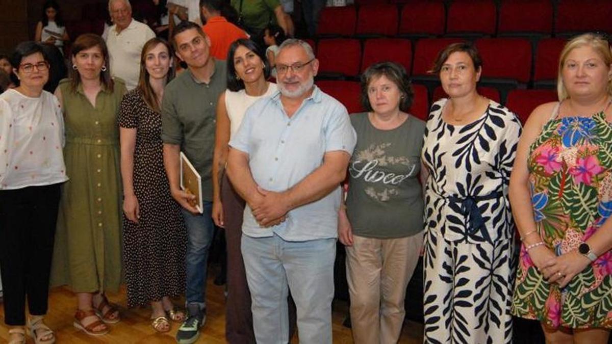 Portas, rodeado del resto de profesores del centro.