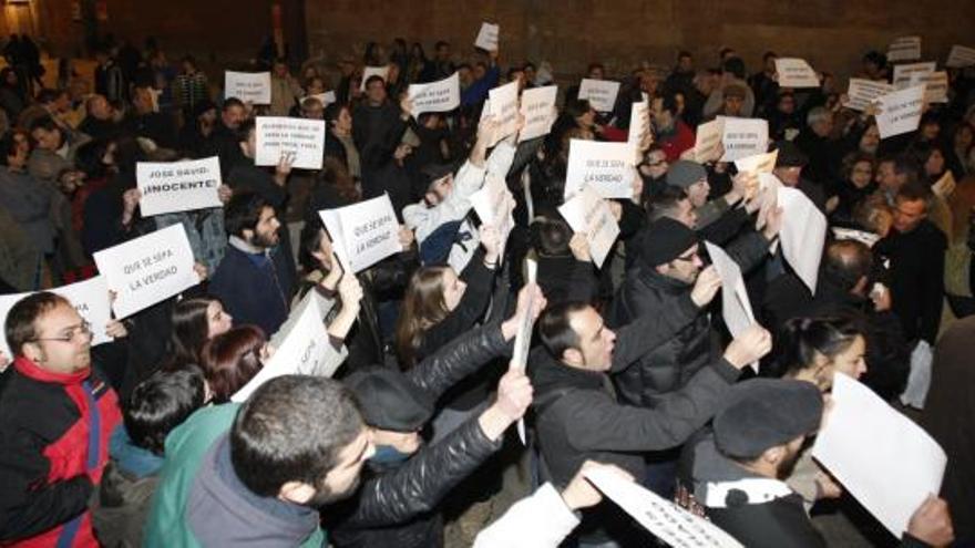 Medio millar de personas se concentró esta tarde en Murcia en solidaridad con el detenido por la agresión al consejero Cruz