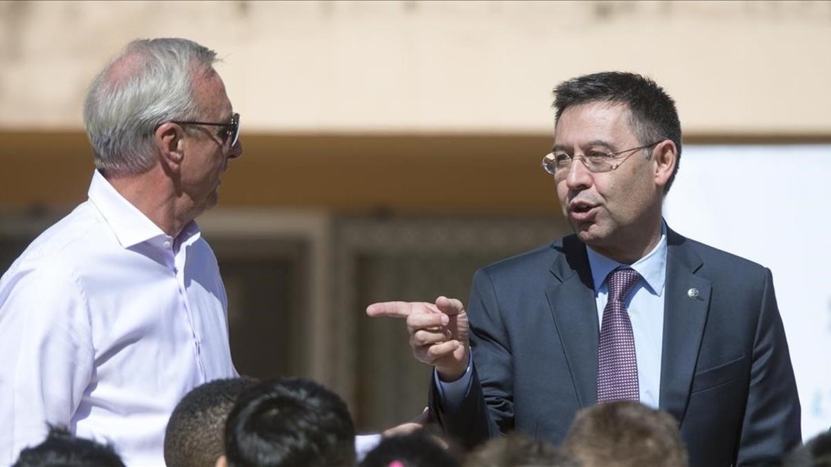 Cruyff y Bartomeu en un acto de la fundación del extécnico en Barcelona en marzo del 2015.