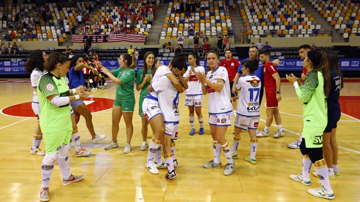 Las jugadoras del Sala Zaragoza celebran la permanencia tras empatar con el Penya Esplugues.