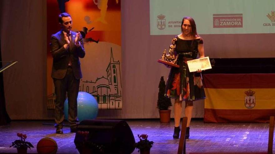 Carolina Ganado, recibiendo el premio de manos del alcalde Luciano Huerga.