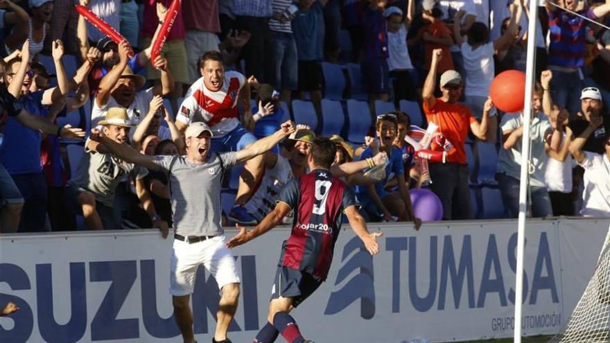 El Huesca asciende a Segunda A tras ganar 2-0 al Huracán Valencia