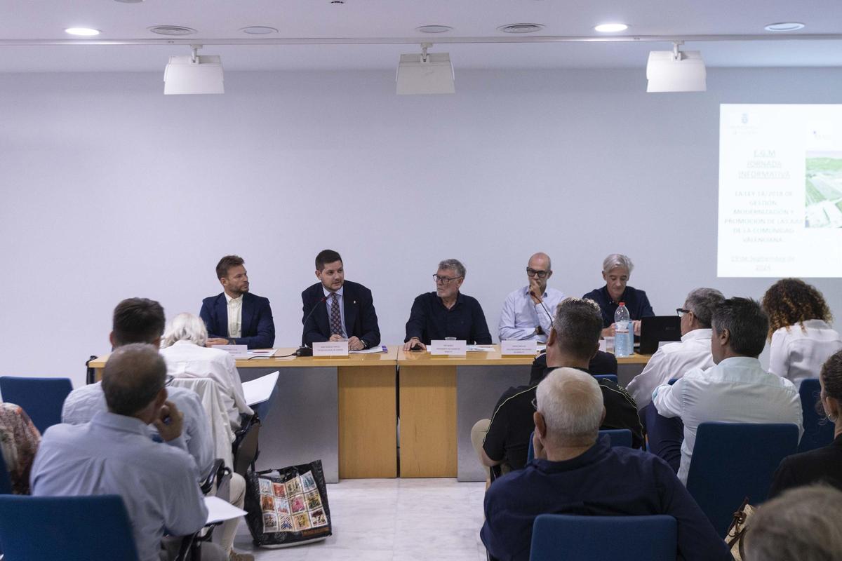 La reunión del alcalde y el concejal Gregori con los empresarios de los polígonos de Alcodar y Benieto.