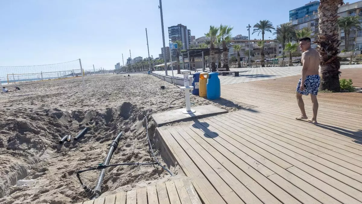 Las obras del paseo de Niza dejan sin agua los lavapiés de la playa de San Juan en Alicante