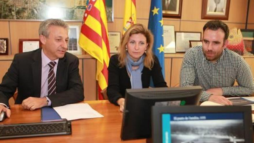 Francisco Toledo, Amparo Marco y Rafa Simó, durante la visita al puerto de Castelló.