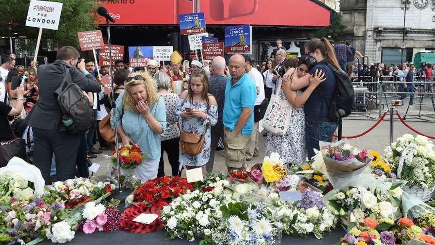 Ofrenda floral ayer en Londres a las víctimas del atentado de hace un año en la capital británica.