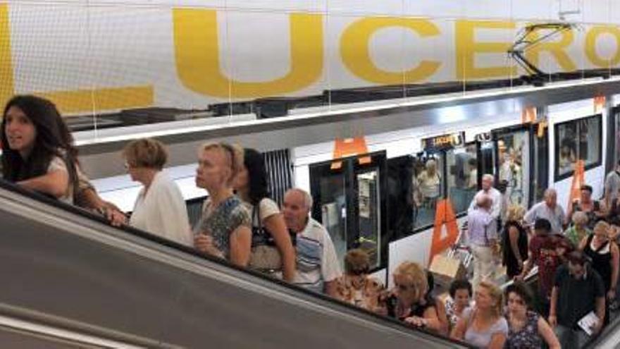 Usuarios del TRAM tras llegar en tranvía a Luceros.