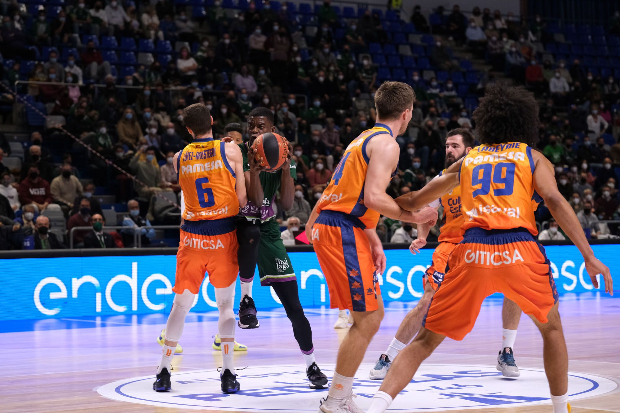 Las imágenes del Unicaja - Valencia Basket de la Liga Endesa.