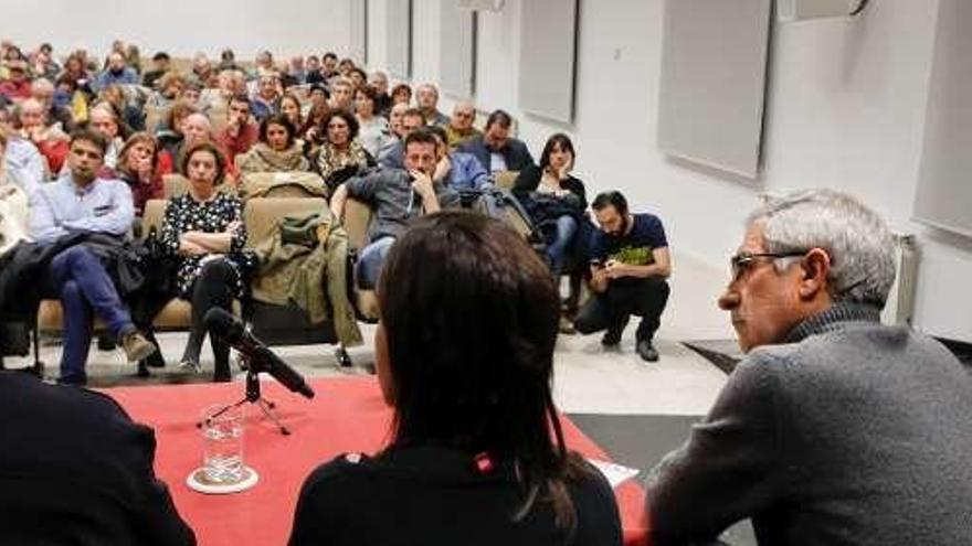 Gaspar Llamazares, primero por la derecha, en la asamblea de ayer.