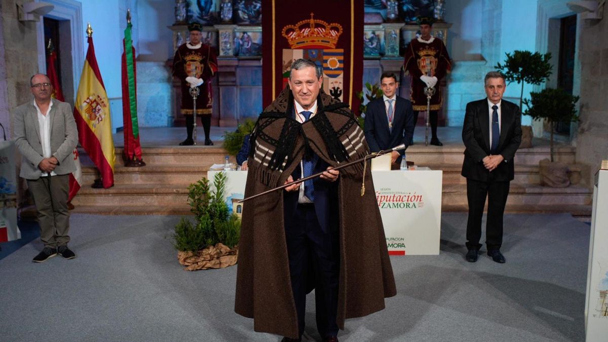 Javier Faúndez, en el pleno para su nombramiento como presidente de la Diputación con la capa alistana.