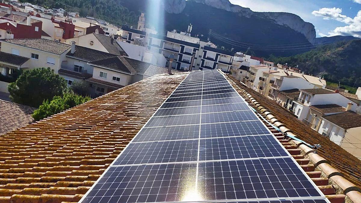 Panells fotovoltaics instal·lats en un dels edificis municipals de Xeresa. | LEVANTE-EMV