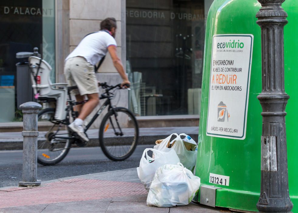 La basura no se retira hasta media mañana en el Barrio por la huelga de celo de la limpieza