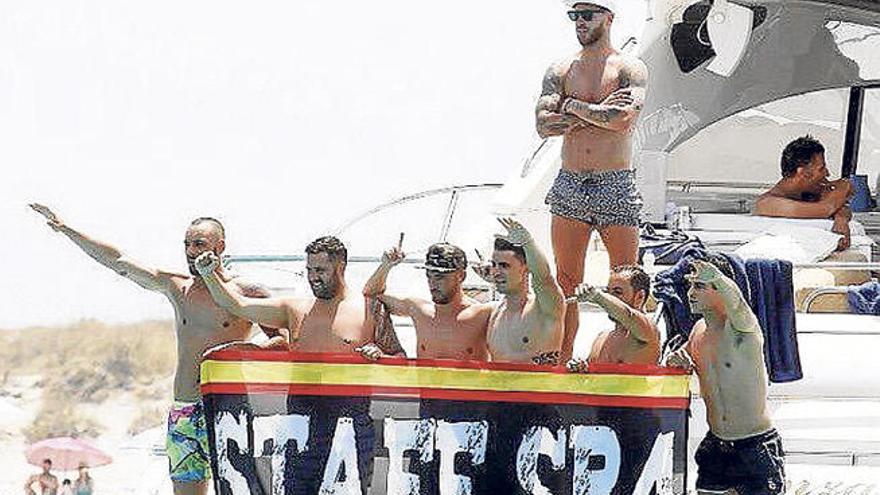 El futbolista con sus amigos en la polémica foto.