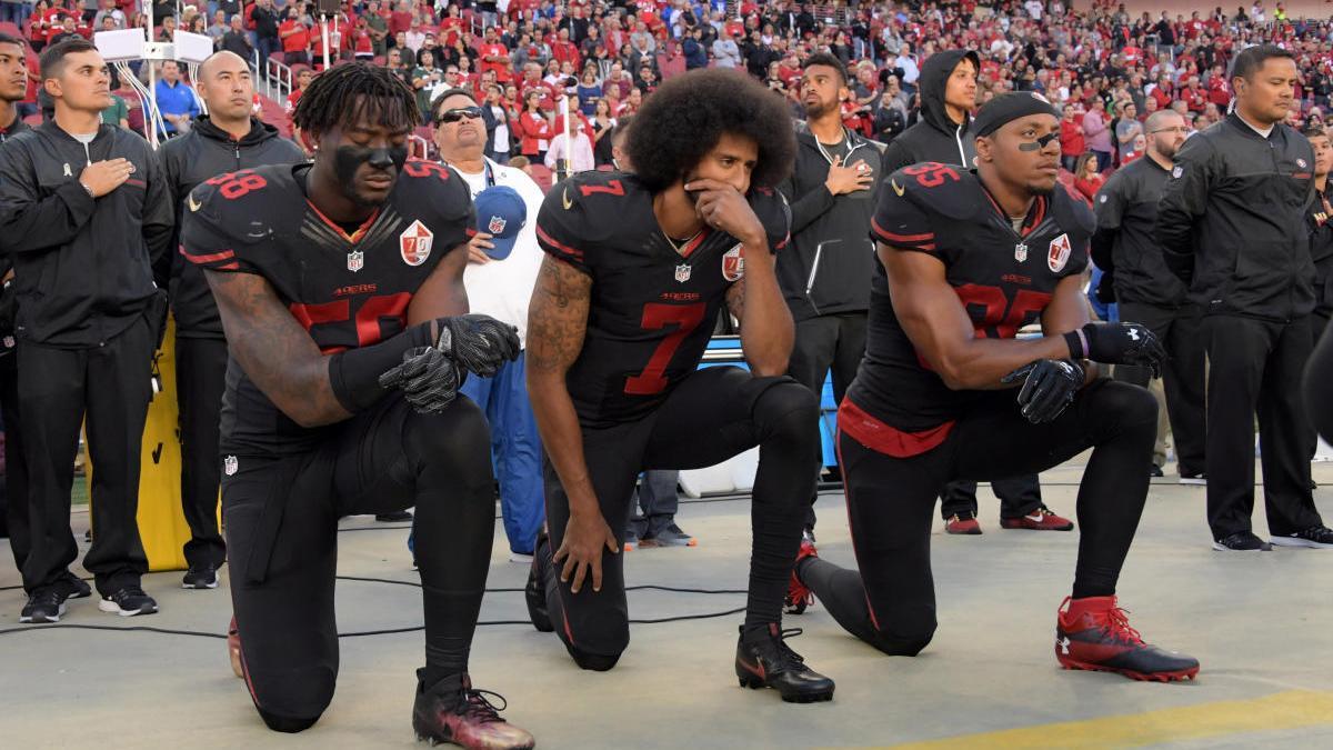 Kaepernick, en el centro, en una imagen de 2016.