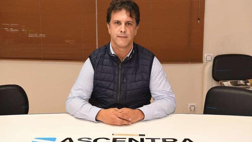 El presidente de Ascentra y Fetram, Antonio Señarís del Río, en la sede de la asociación coruñesa.
