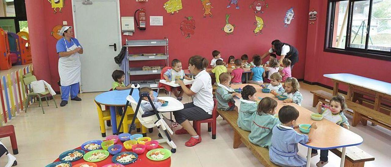 Niños en el comedor de una escuela infantil de Arteixo.