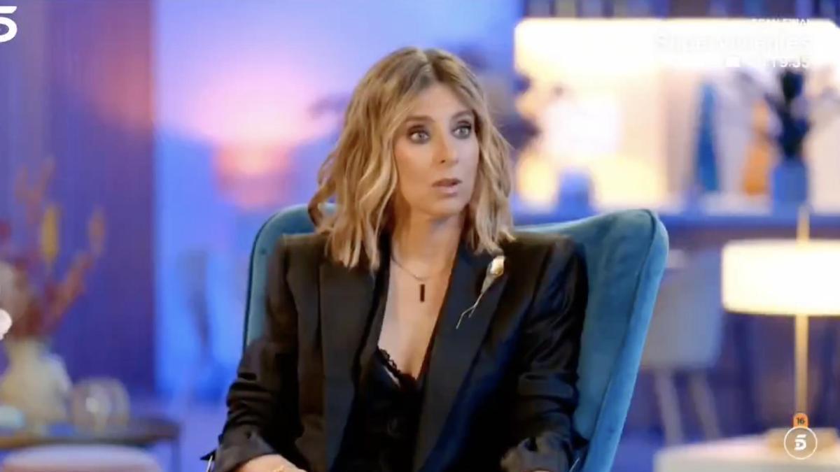 La cara de Sandra Barneda al enterarse de todo lo que sucede en el avión
