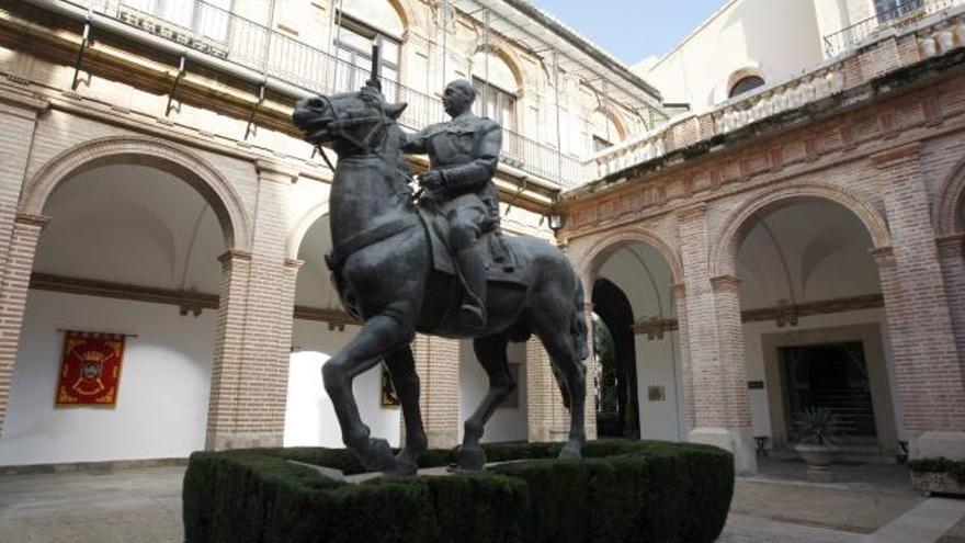 Estatua ecuestre de Franco retirada de la Playa del Ayuntamiento y ahora ubicada en un patio interior del cuartel.