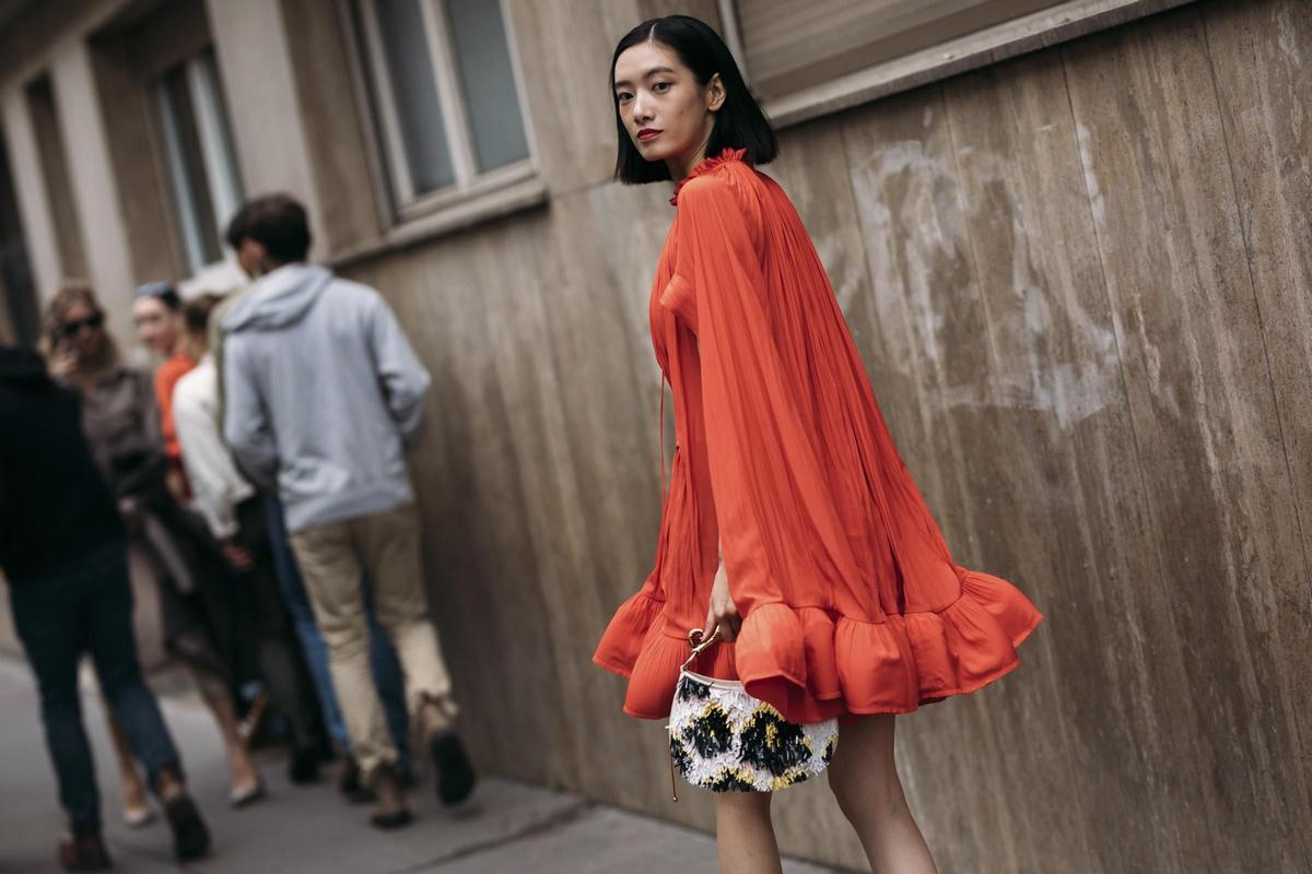 Vestido de invitada de otoño, visto en el street style de París