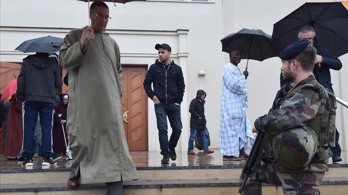 jcarbo31904530 a french soldier stands guard in front of the grande mosque 180128183011