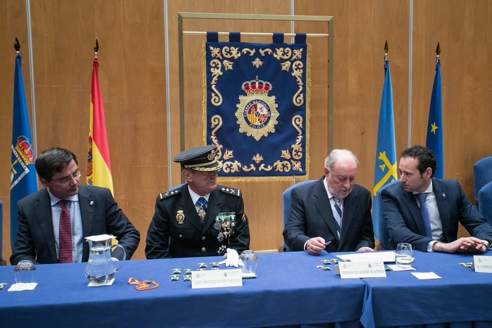 Entrega de medallas a Los Santos Ángeles Custodios en Oviedo