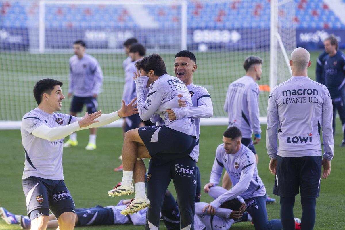 Entrenamiento del Levante UD en el estadio Ciudad de Valencia previo al derbi ante el Valencia CF.