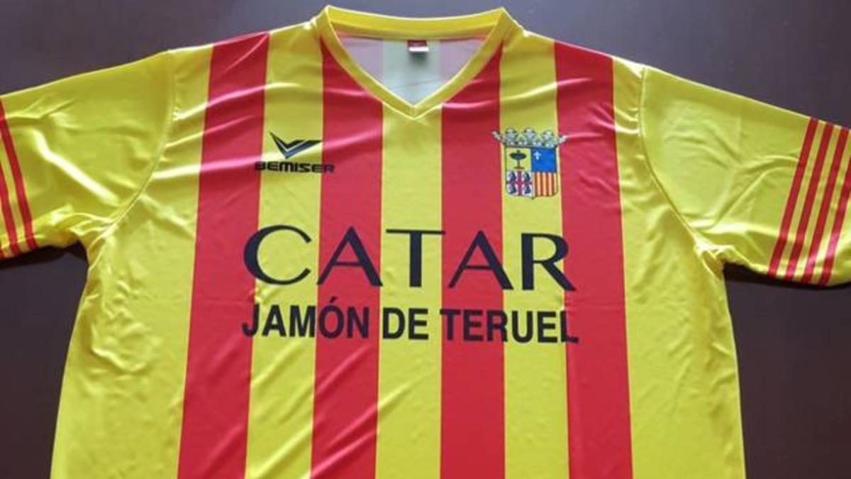 La camiseta con el escudo de Aragón y el lema 'Catar jamón de Teruel' de la empresa La Manolica.