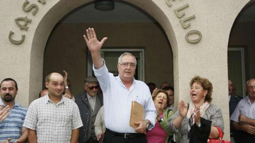 El alcalde de Baralla, a su salida del pleno municipal celebrado ayer, rodeado por sus seguidores.  // Efe