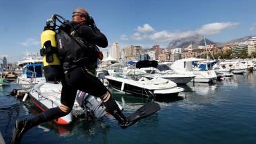 Un buceador en Benidorm.