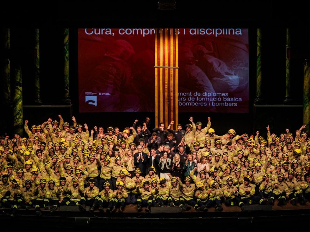 Foto de grup al Teatre de la Passió d'Olesa