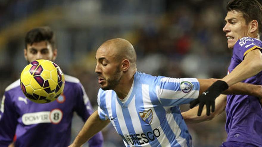 Amrabat trata de proteger una pelota.