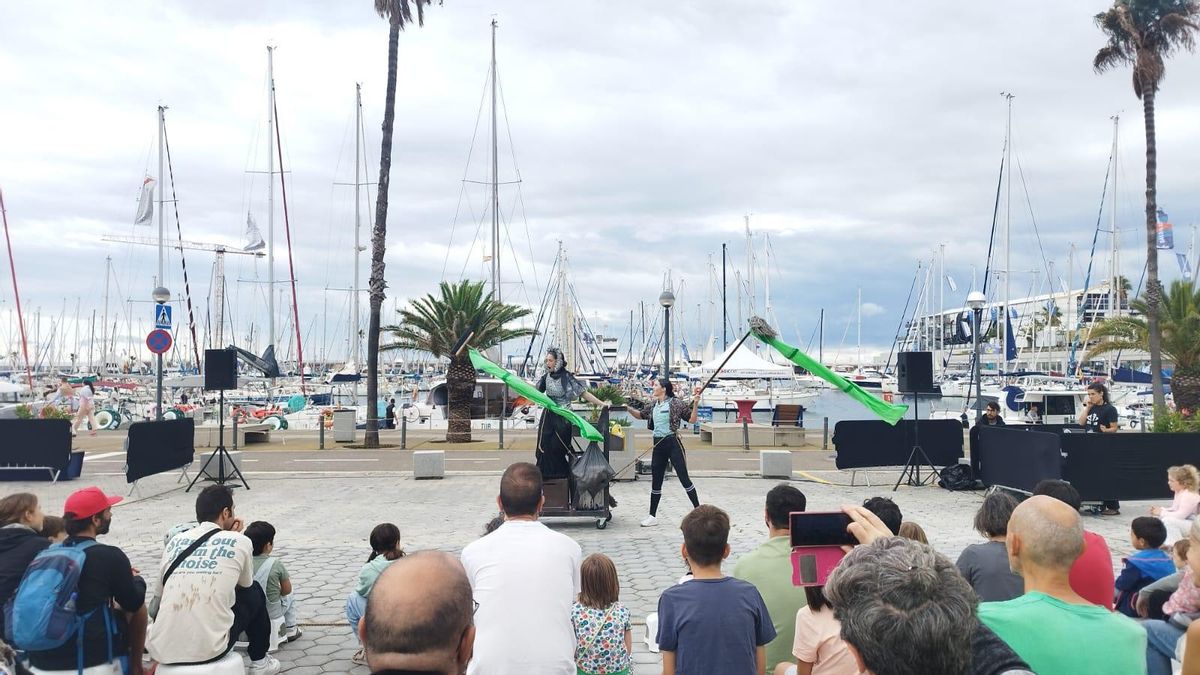 Imagen de archivo de un espectáculo en el Port Olímpic renovado, el verano pasado.