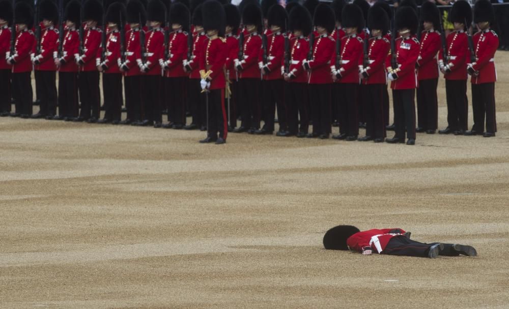 Un guardia se desploma