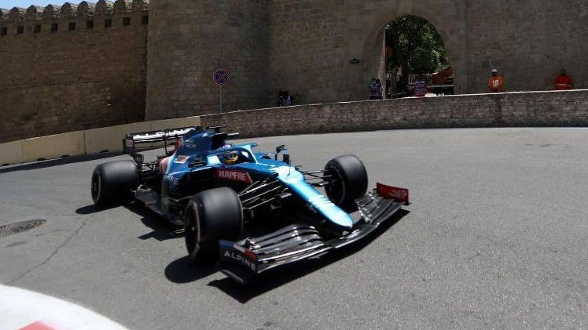 Fernando Alonso, en las calles de Bakú en 2021.