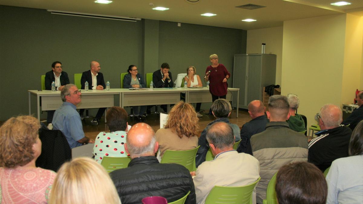 Fermina Giner (1ª dcha), presentaba a los que presidían la mesa, el gerente del Área III, José Manuel Pérez; el director gerente del Servicio Murciano de Salud, Francisco Ponce; Pilar Fernández, portavoz de la Plataforma en Defensa de la Sanidad Pública Área III; Andrés Torrente, secretario general de la Consejería de Salud; y Saturnina Martínez, directora de Enfermería del Área III.