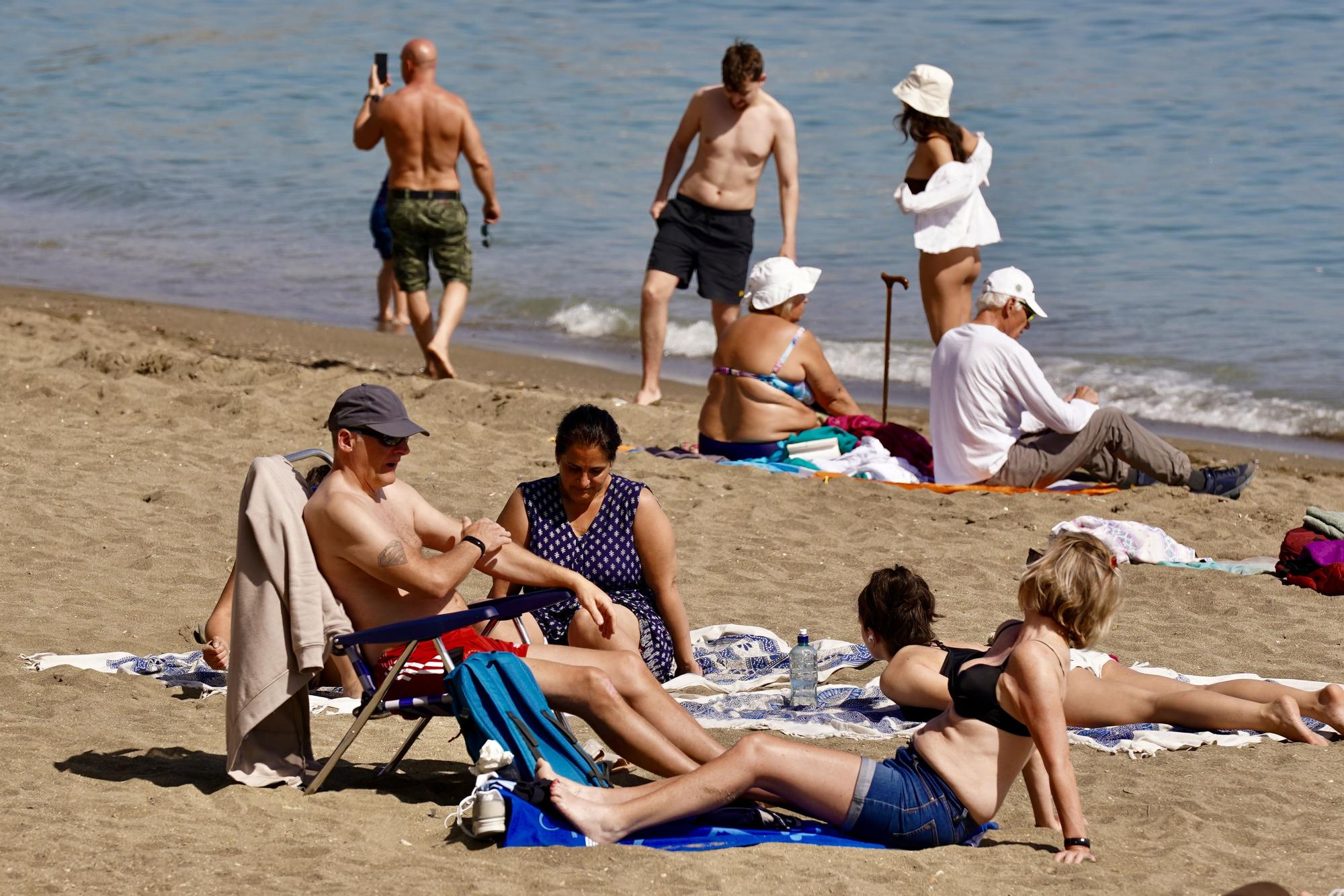 Malagueños y turistas toman el sol en la playa de la Malagueta, el 14 de marzo.