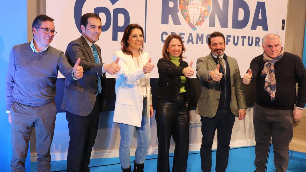Dirigentes del PP en el acto celebrado el jueves en Ronda.
