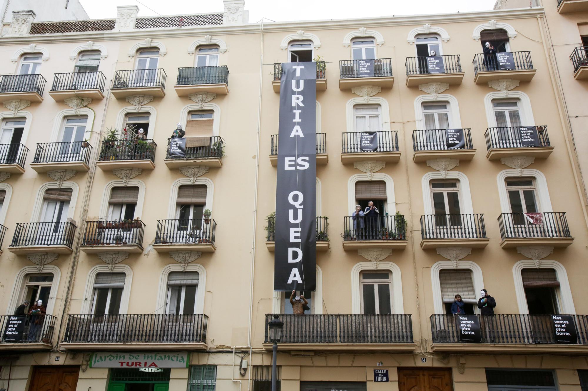 Protesta en la calle Turia ante el desahucio de 16 familias para construir apartamentos turísticos