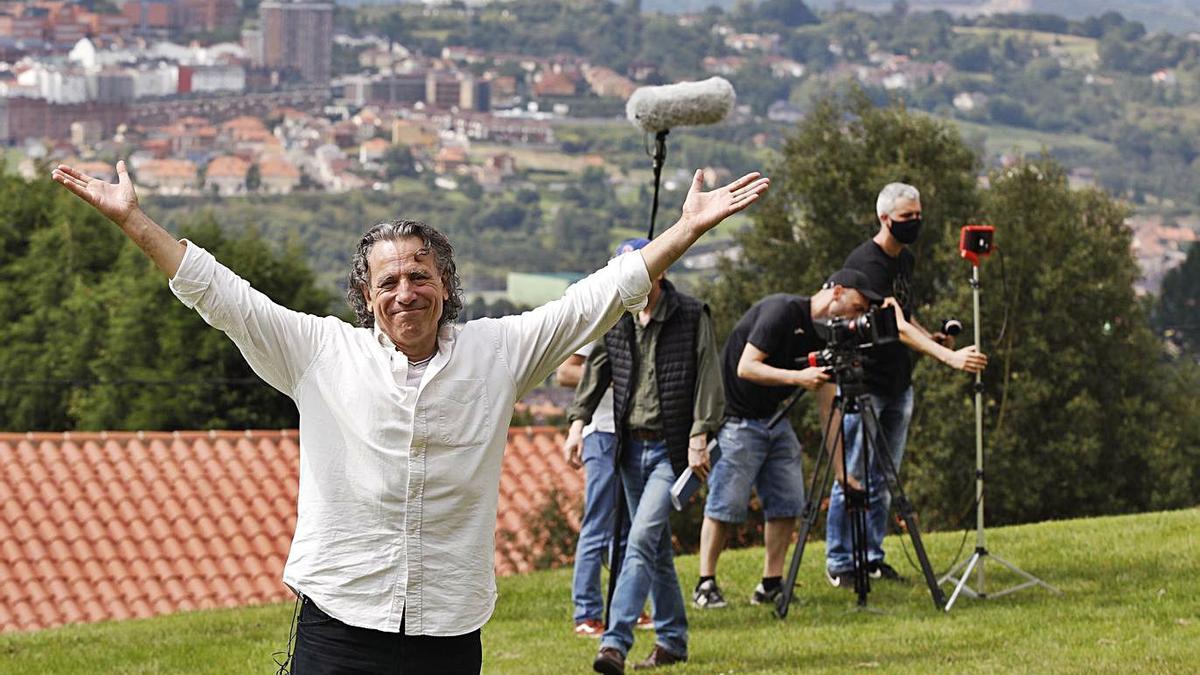 El actor Enrique Simón, durante el rodaje en Oviedo. | Ángel González