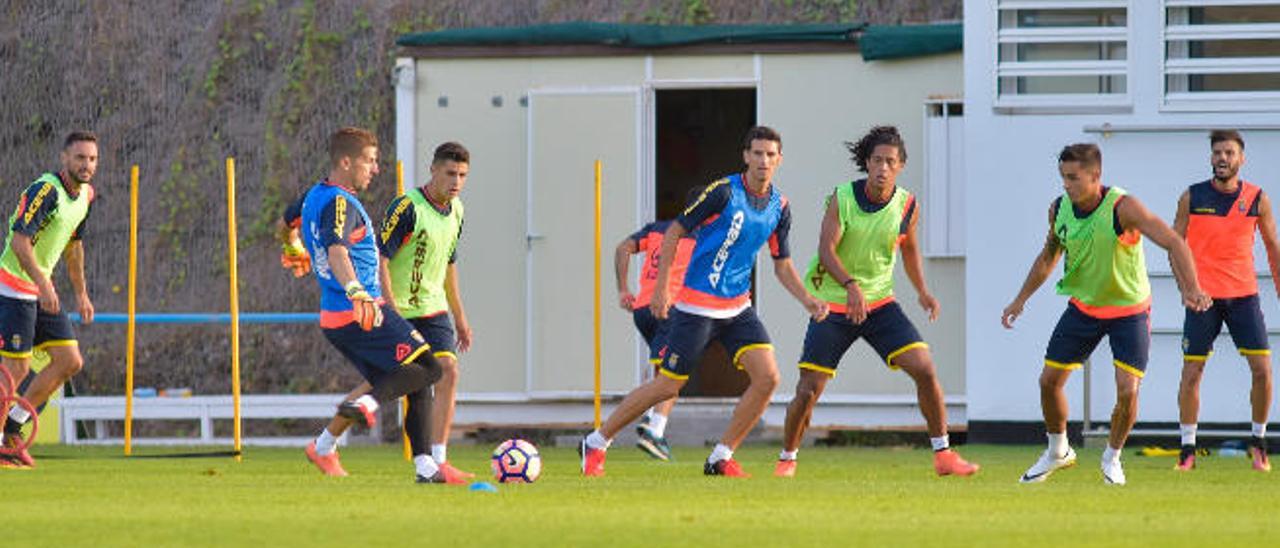 El meta Javi Varas, ayer, en Barranco Seco, golpea el esférico, en un rondo, ante Mateo, Vicente, Lemos, Simón y Tyronne.