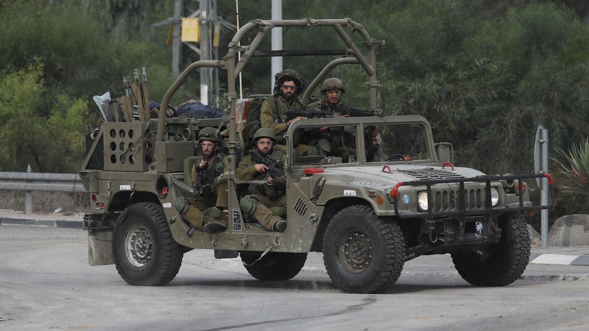 Milirares israelíes en Kfar Aza, cerca de la frontera con Gaza.