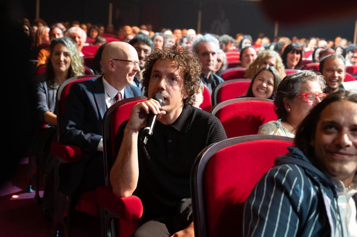 El actor oscense Vito Sanz dialogando con Luis Larrodera en la gala de los Premios Simón.