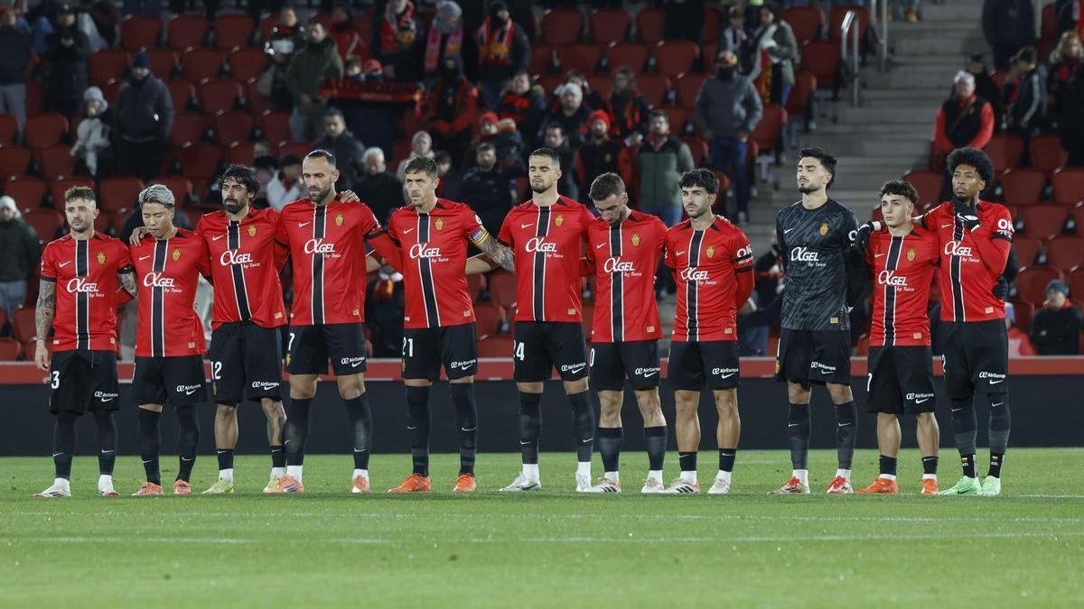 Minuto de silencio por el fallecimiento de Miquel Contestí durante el partido de la jornada 18 de LaLiga que RCD Mallorca y Girona FC disputan este domingo en Son Moix. EFE/CATI CLADERA