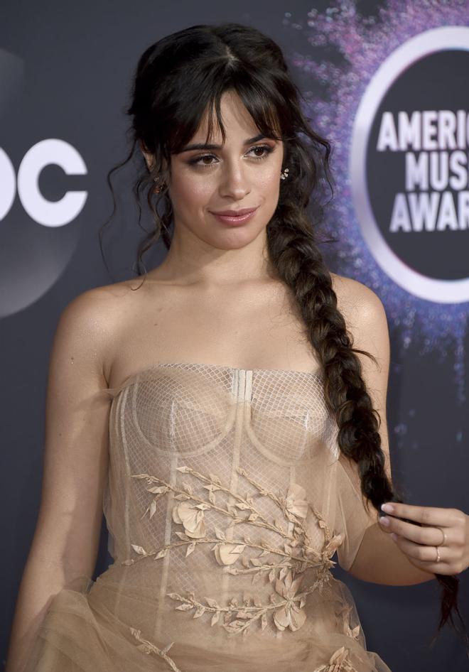 Camila Cabello con trenza XL en los American Music Awards