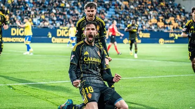El Real Zaragoza se agarra a la permanencia con un triunfo por la mínima en Cádiz