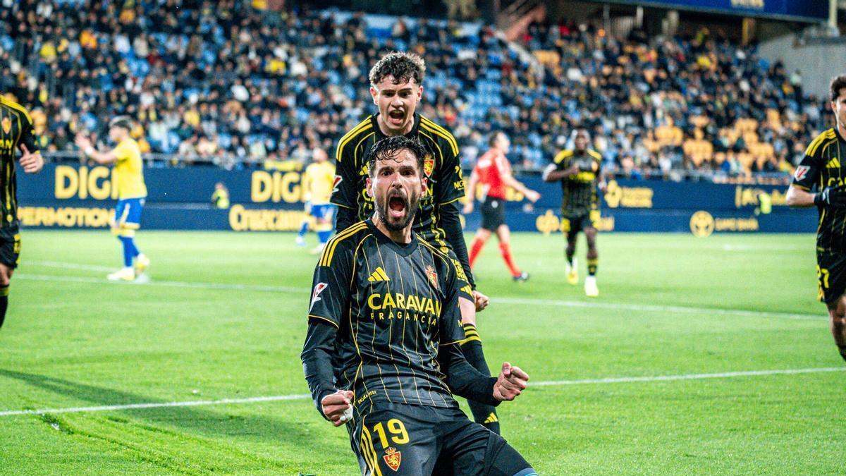 El Real Zaragoza se agarra a la permanencia con un triunfo por la mínima en Cádiz