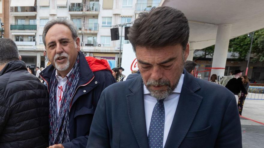 El exedil Manuel Jiménez, junto al alcalde y candidato a la reelección, Luis Barcala, este sábado.  | JOSE NAVARRO