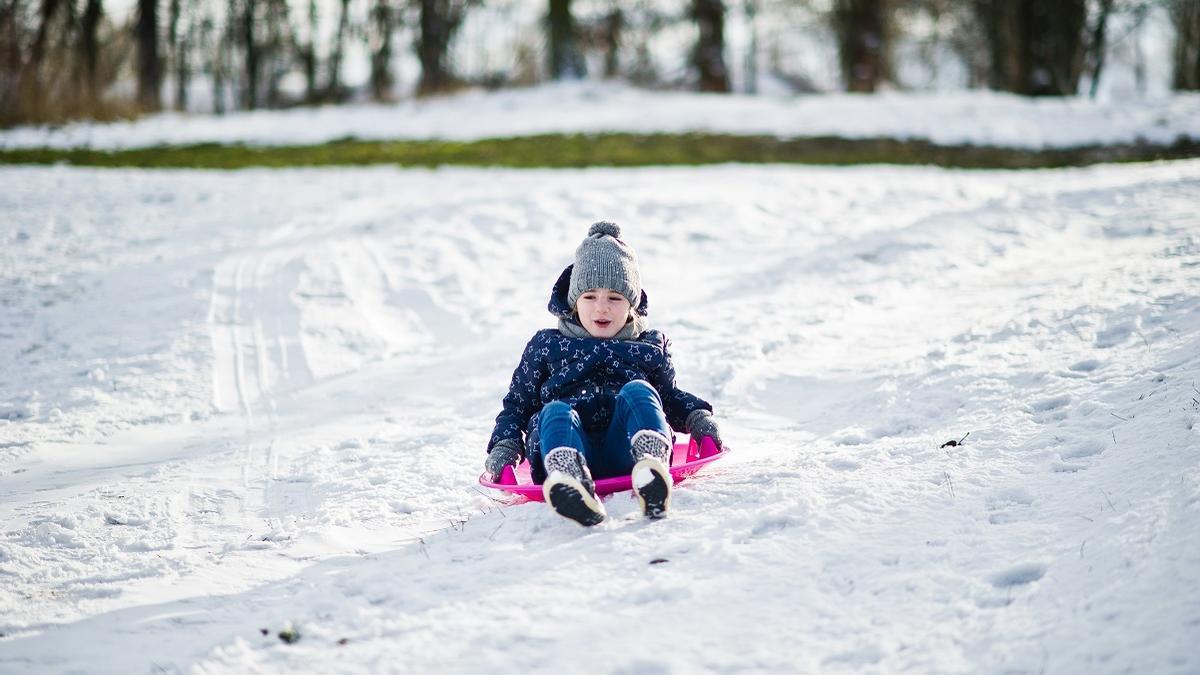 Los niños son especialmente vulnerables a la radiación solar en la nieve.