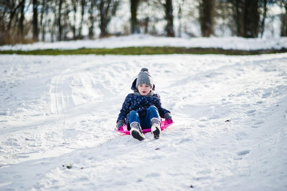 Los niños son especialmente vulnerables a la radiación solar en la nieve.